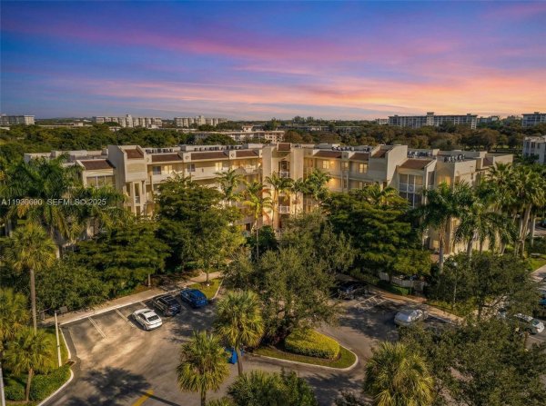 3600 Oaks Clubhouse Dr #103 Pompano Beach, FL 33069