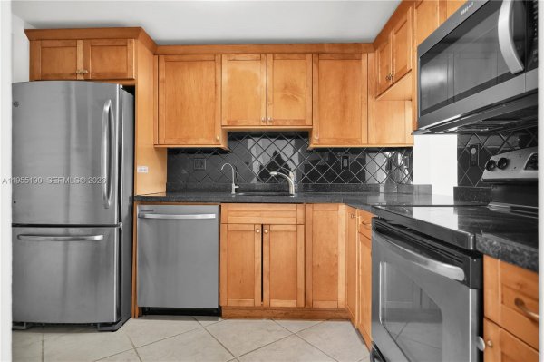 4141 Nautilus Dr #4G Miami Beach, FL 33140