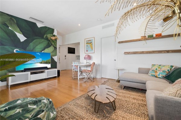 935 10th St #3 Miami Beach, FL 33139