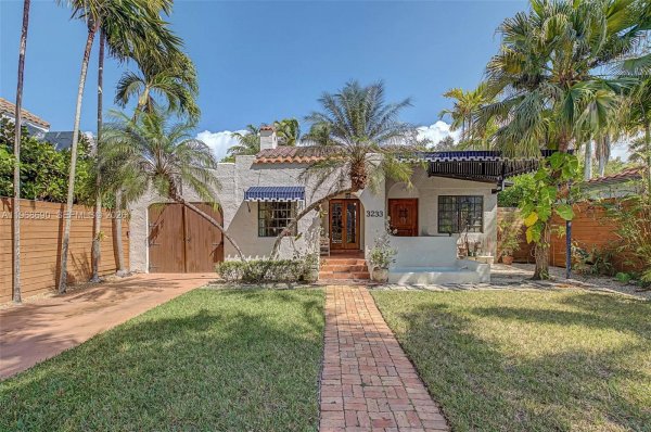 3233 Crystal Ct Miami, FL 33133