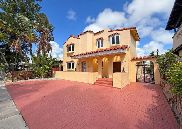 1727 SW 11th Ter Miami, FL 33135