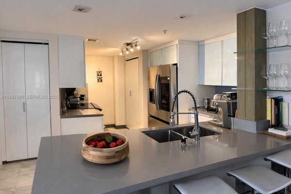 701 Brickell Key Dr #1611 Miami, FL 33131