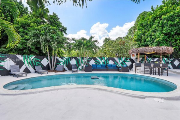 14830 N Spur Dr Miami, FL 33161