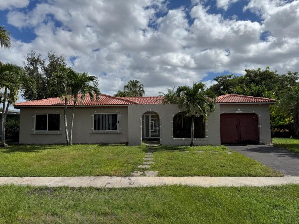 8212 NW 74th Ter Tamarac, FL 33321