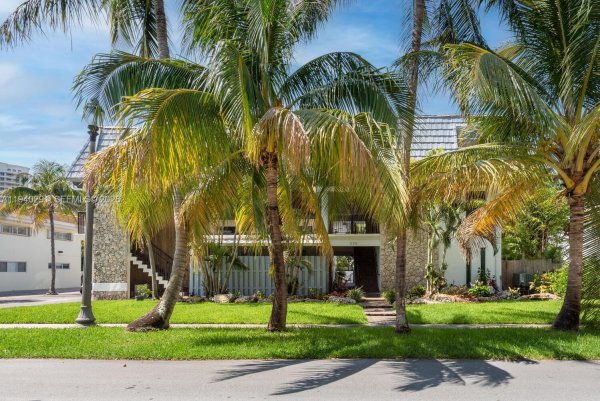 230 Sunrise Dr #5 Key Biscayne, FL 33149