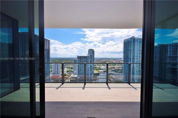 68 SE 6th St #2812 Miami, FL 33131