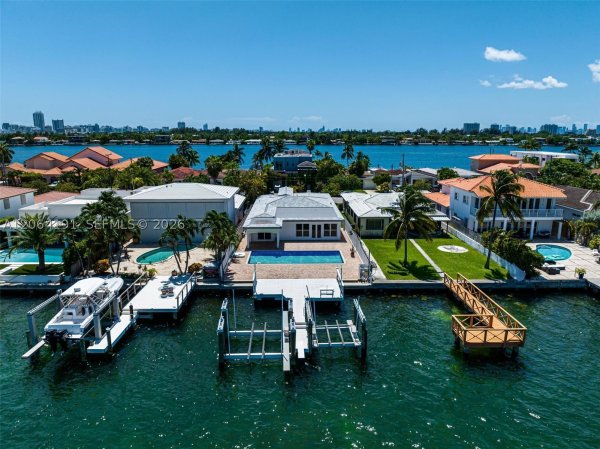 1451 Stillwater Dr Miami Beach, FL 33141