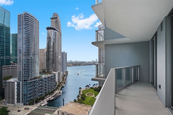 77 SE 5th St #2805 Miami, FL 33131