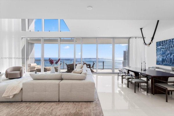 300 Biscayne Blvd Way #5002 Duplex Miami, FL 33131 300 Biscayne Blvd Way #5002 Duplex Miami, FL 33131