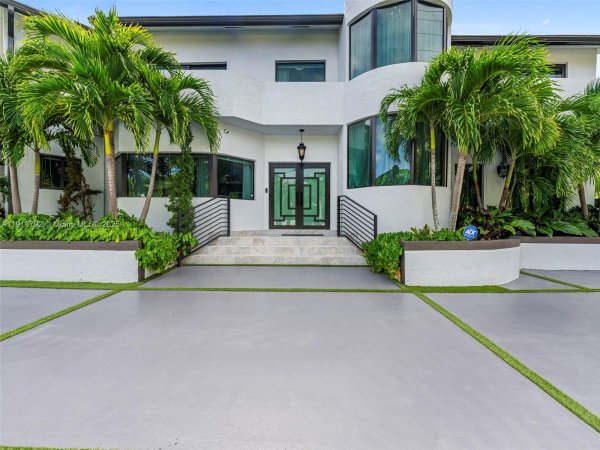 6180 Pine Tree Dr Miami Beach, FL 33140