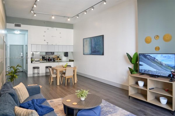 1200 Brickell Bay Dr #1406 Miami, FL 33131