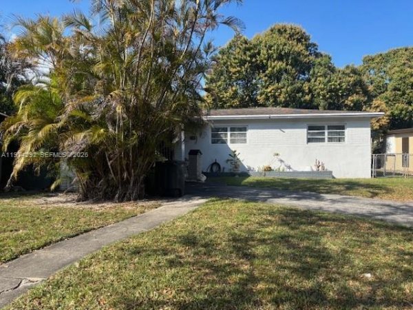 15 NE 130th St North Miami, FL 33161