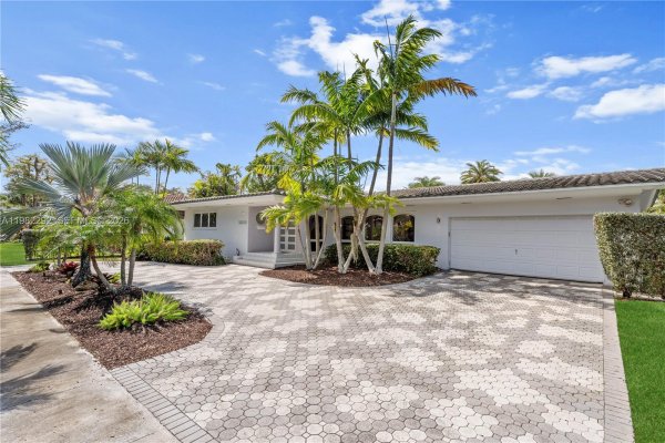 13000 Arch Crk Ter North Miami, FL 33181