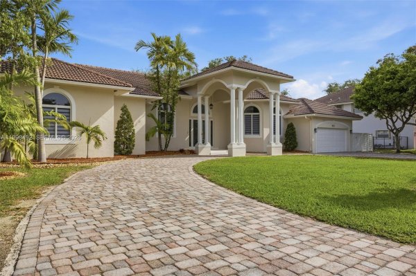 9717 SW 94th Ter Miami, FL 33176