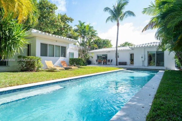 1123 Bay Dr Miami Beach, FL 33141