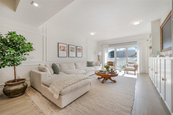 120 Salamanca Ave #3B Coral Gables, FL 33134
