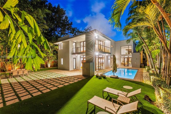 7621 SW 59th Ct South Miami, FL 33143