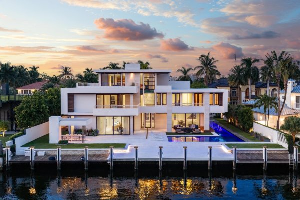 10 Pelican Dr Fort Lauderdale, FL 33301