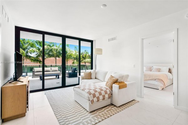 9901 W Bay Hbr Dr #305 Bay Harbor Islands, FL 33154