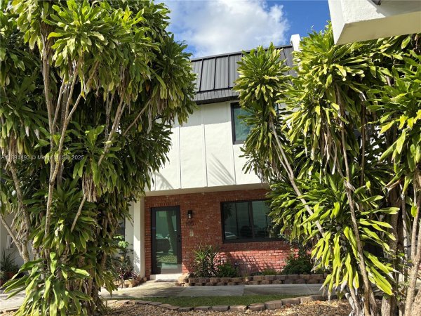 5555 Ludlam Rd #25 South Miami, FL 33155