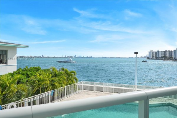 2000 Bay Dr #205 Miami Beach, FL 33141