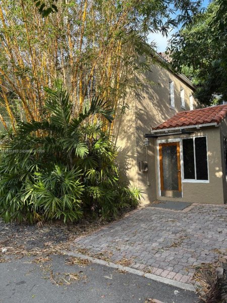 329 W 28th St Miami Beach, FL 33140