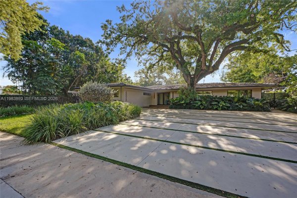 20020 NE 21st Ct Miami, FL 33179