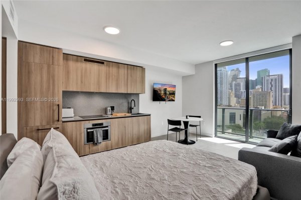 121 NE 5th #1404 Miami, FL 33132