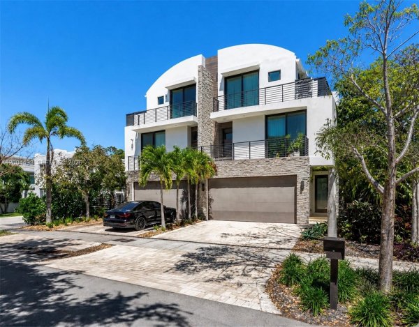 104 NE 16th Ter Fort Lauderdale, FL 33301
