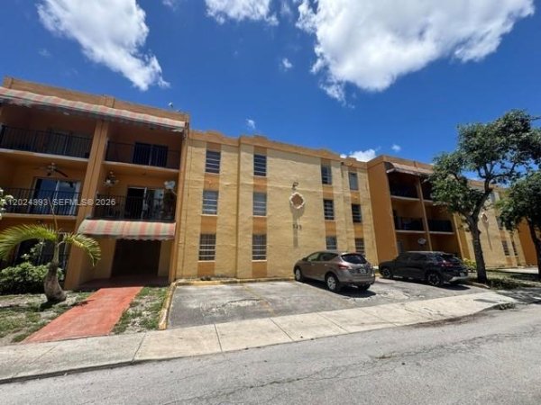525 W 69th St #101 Hialeah, FL 33014