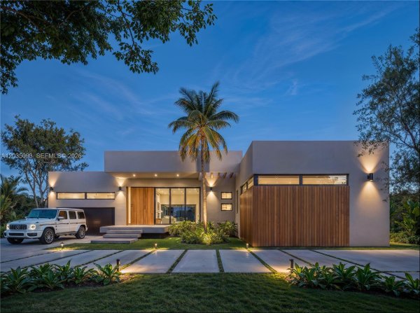 9445 SW 73rd Pinecrest, FL 33156
