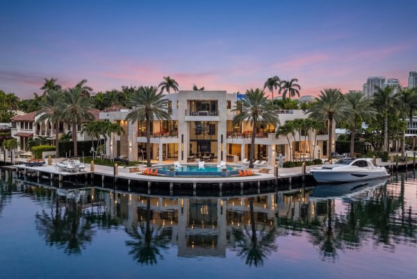 200 Fiesta Fort Lauderdale, FL 33301