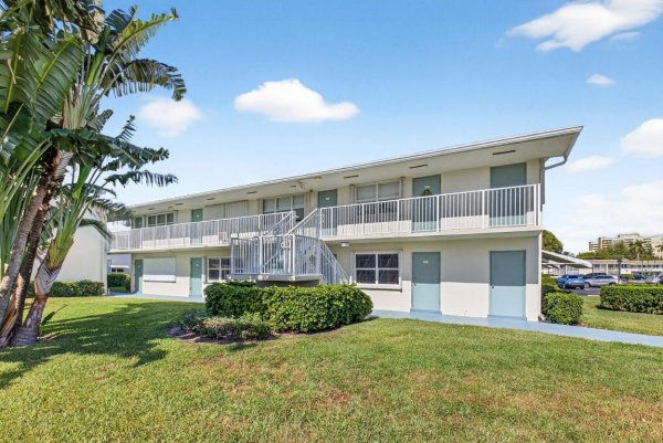 480 Horizons #212 Boynton Beach, FL 33435