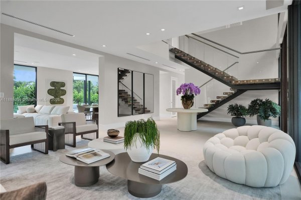 100 Hampton Ln Key Biscayne, FL 33149