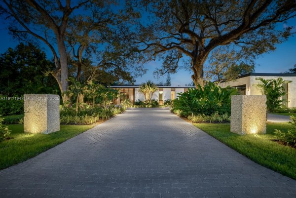 7051 SW 69th Ave South Miami, FL 33143