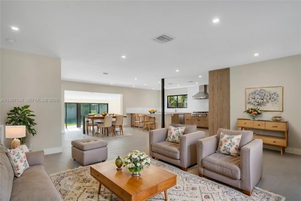 910 W 47th Ct Miami Beach, FL 33140