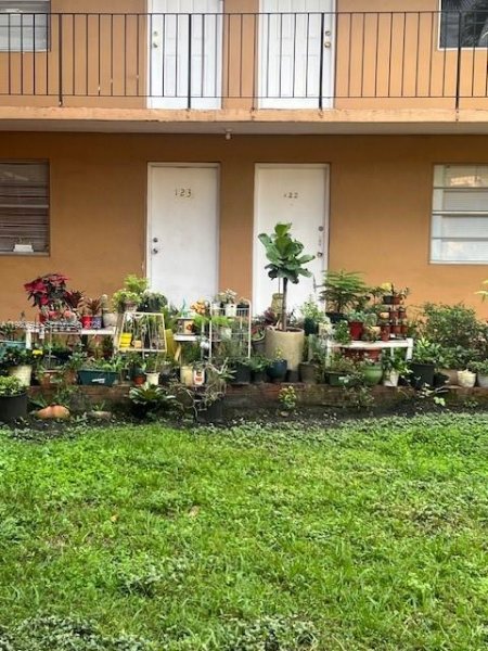 1280 W 54th St #122B Hialeah, FL 33012