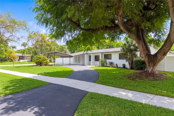 8201 SW 151st St Palmetto Bay, FL 33158