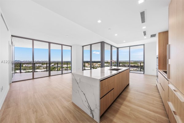 2411 Laguna Cir #2506 North Miami, FL 33181
