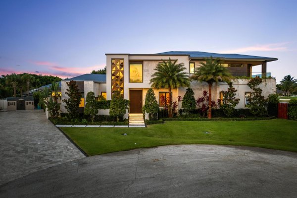 907 SW 37th Ct Boynton Beach, FL 33435