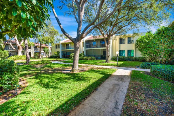 150 Pineview #L3 Jupiter, FL 33469