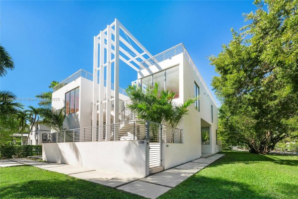 1250 N Venetian Way Miami, FL 33139 1250 N Venetian Way Miami, FL 33139
