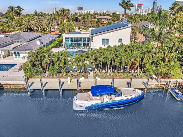 307 Holiday Dr Hallandale Beach, FL 33009