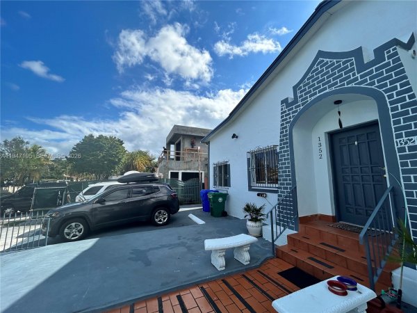 1352 SW 16th St Miami, FL 33145