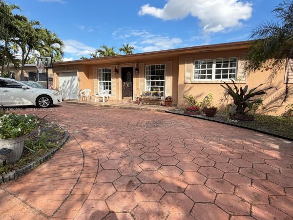 5365 W 14th Ln Hialeah, FL 33012