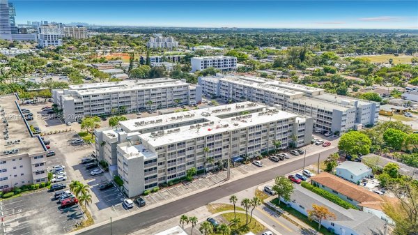 330 SE 2nd St #305E Hallandale Beach, FL 33009
