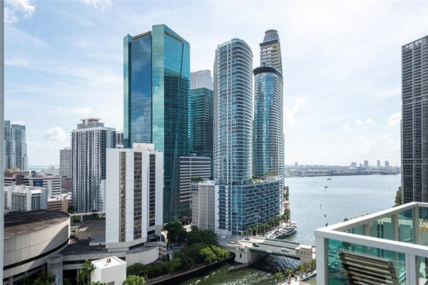 41 SE 5th #1315 Miami, FL 33131