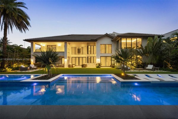 110 Holiday Dr Hallandale Beach, FL 33009 110 Holiday Dr Hallandale Beach, FL 33009