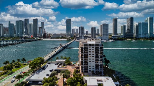 801 N Venetian Dr #903 Miami, FL 33139