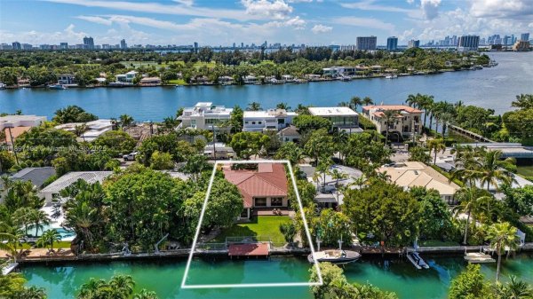 1855 Daytonia Rd Miami Beach, FL 33141